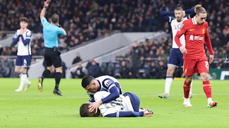 Rodrigo Bentancur, malore durante Tottenham-Liverpool. L’ex Juve esce con la maschera d’ossigeno