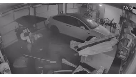 Florida, auto elettrica Tesla esplode nel garage allagato durante l'uragano, prima un boato poi le fiamme - VIDEO