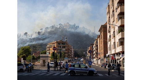 Incendio a Monte Mario, non esclusa l'origine dolosa: pm apre un'inchiesta