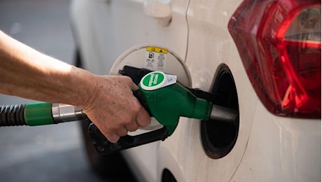 Carburanti, benzina sale a 1,8 euro al litro. Codacons: aumenti ingiustificati