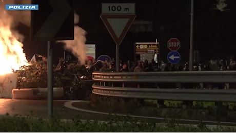 Bombe carta, incendi, barricate e sassi contro la polizia al presidio No Tav: notte di alta tensione in Val di Susa