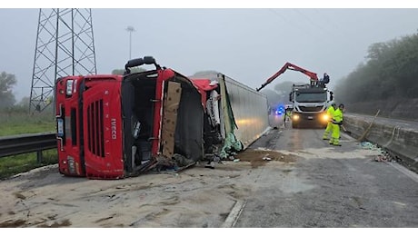 Perugia, tir si ribalta a Collestrada: un morto e un ferito