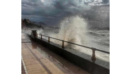 Allerta meteo in Campania: previsti temporali, venti forti e mareggiate