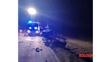 Drammatico incidente sulla Persicetana: un morto e 20 feriti