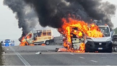 Assalto a un blindato portavalori: bombe carta e auto in fiamme sulla statale