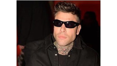 Fedez mostra i suoi referti medici e attacca