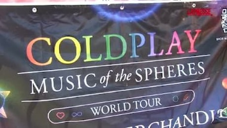 Coldplay a Roma, fan sfidano il caldo con il kit di sopravvivenza