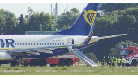 Brindisi, fiammata dal motore del volo Ryanair: terrore in pista, scalo chiuso