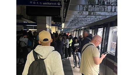 Black out sulla metro a Roma: circolazione sospesa sulla linea B, attivate navette