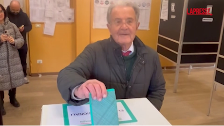 VIDEO Elezioni regionali Emilia-Romagna, Prodi e Ugolini al seggio per il voto