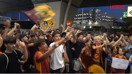 VIDEO Roma, un centinaio di tifosi a Fiumicino in attesa del nuovo acquisto Matias Soulè