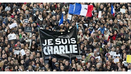 “Non hanno ucciso Charlie Hebdo”. A dieci anni dalla strage numero speciale sul tema “Ridere di Dio”