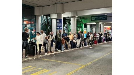 Emergenza ritardi all'aeroporto di Bari, un terzo dei voli è fuori orario. Gli effetti su taxi, bus e hotel
