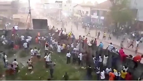 Guinea scontri allo stadio morti calca