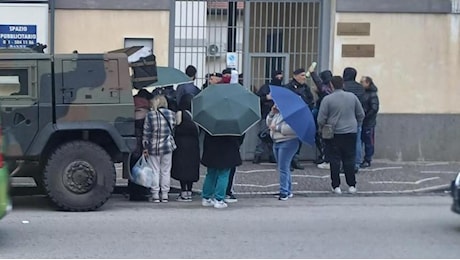 Sgomberi a Caivano, le famiglie assediano il Comune. «Gravi accuse alla mamma di una delle bimbe abusate»