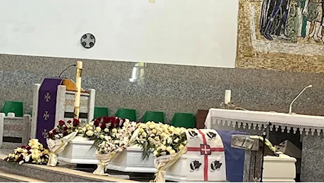 Tre bare bianche e folla commossa: a Nuoro i funerali della famiglia Gleboni