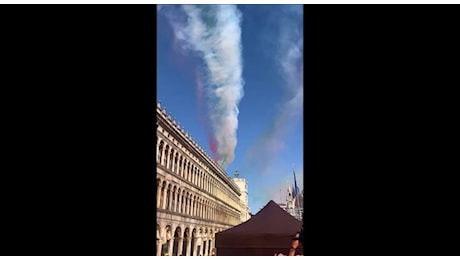 Mattarella a Venezia per la festa delle Forze Armate, l'emozione delle Frecce Tricolori su piazza San Marco VIDEO