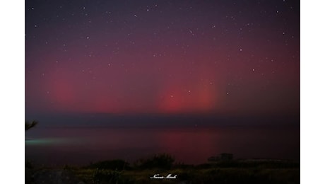 L’aurora boreale torna a colorare i cieli d’Italia il primo giorno dell’anno, lo spettacolo anche al Sud