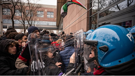 Scontri tra studenti e polizia davanti al Politecnico di Torino e alla sede Rai