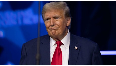 Trump: «Zelensky il più grande venditore della storia, ogni volta lascia gli Stati Uniti con i miliardi»
