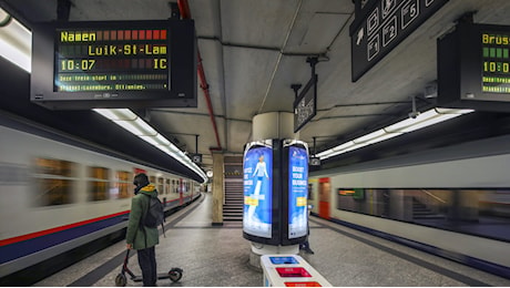 Il capotreno saluta un passeggero in due lingue e scoppia un finimondo