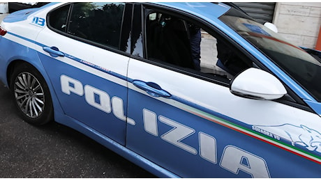 Si avventa con l'ascia contro i poliziotti, ispettore gli spara alla gamba: cosa è successo a Padova