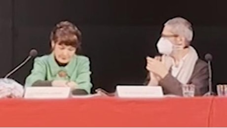 La Milanesiana, Elisabetta Sgarbi parla del fratello Vittorio e si commuove