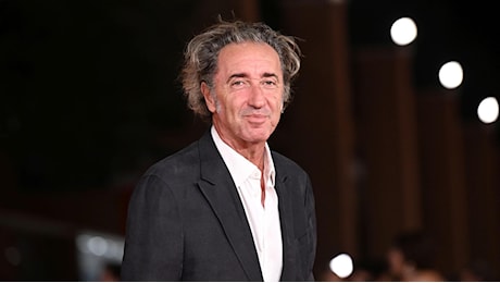 Paolo Sorrentino con il film “Parthenope” a Bari: “Mi piace girare in posti belli dove si mangia bene. La Puglia? Un set possibile”