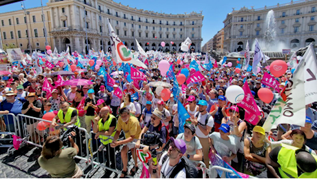 «No all'aborto», alla Marcia per la vita a Roma sfilano in migliaia. Il Papa: «E' in gioco la dignità umana»