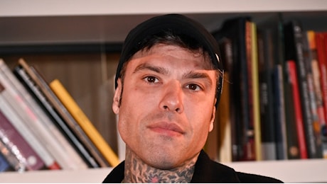 Fedez, in vacanza con Garance Authié, torna a seguire Chiara Ferragni su Instagram