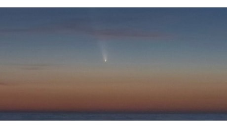 La cometa Atlas immortalata in un suggestivo scatto durante il tramonto dalla scogliera antistante la Fornace Penna