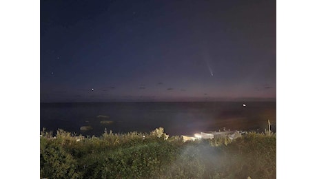 La cometa Tsuchinshan-ATLAS immortalata da un turista: l’eccezionale scatto di Simon Hancock a Forio