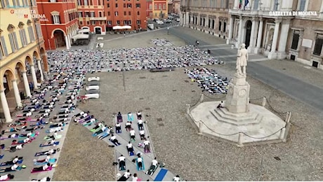 International Yoga Day, oltre duecento persone all'alba in piazza Roma a Modena