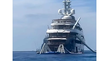 Il quarto uomo più ricco del mondo tra Ponza e Anzio con il suo mega yacht