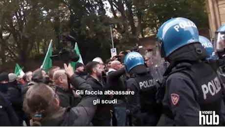 Scontri Bologna, militante CasaPound a funzionaria polizia: Faccia abbassare gli scudi agli agenti