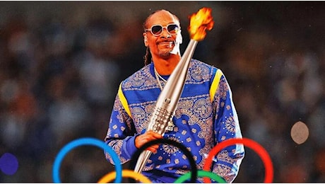 Snoop Dogg si è fumato anche la fiaccola olimpica: a chi è venuta l’idea geniale di chiamare come simbolo dello sport (tedoforo) un fumatore di marijuana?
