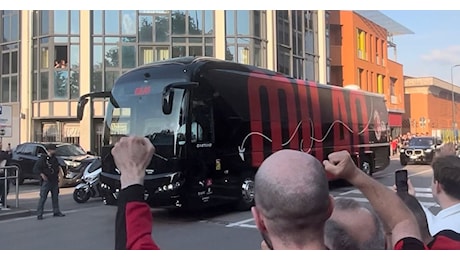 VIDEO, Milan-Bologna: pullman rossonero arrivato a San Siro | PM News