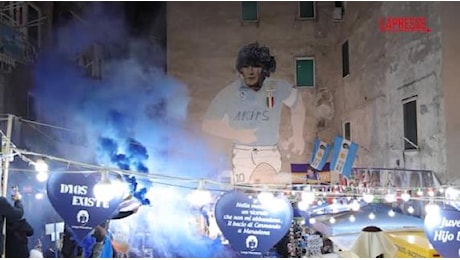 Napoli ricorda Maradona a 4 anni dalla morte: torciata azzurra al murale ai Quartieri Spagnoli