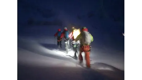 Escursionisti bloccati sul Gran Sasso: tempesta di neve blocca le ricerche