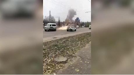 Ucraina, i pezzi del missile russo cadono sul traffico