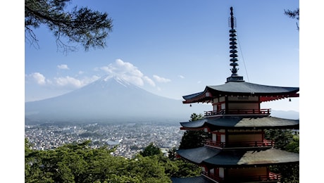 Clima imprevedibile: assenza di neve sul Monte Fuji dopo 130 anni