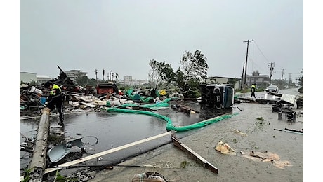 Il tifone Kong-rey tocca terra a Taiwan: onde alte 10 metri, un morto e 205 feriti