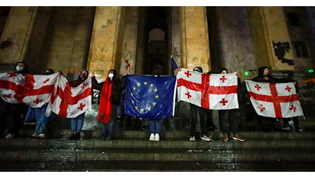 Georgia, ora la Russia teme una nuova rivoluzione colorata ai suoi confini: “Le proteste sembrano un’altra Euromaidan”