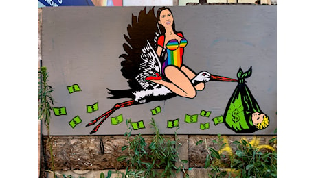 Milano Pride, Elly Schlein arcobaleno nel murales che rivendica la maternità surrogata