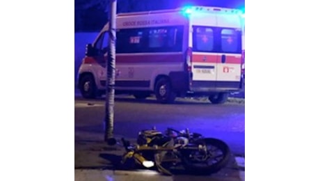 Tragedia nella notte ad Afragola: 33enne perde la vita in un incidente in scooter, grave il passeggero