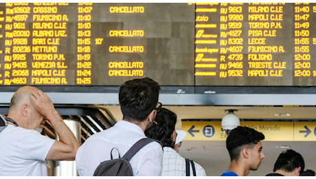 Sciopero, caos nei trasporti: treni Alta velocità e regionali cancellati nelle stazioni romane. Metro bloccata (da un cane)