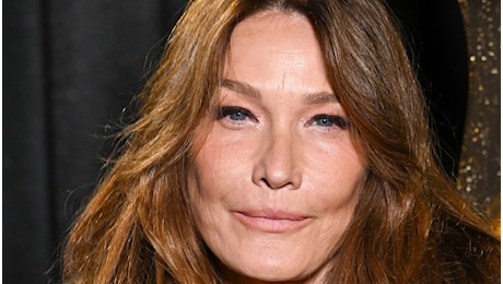 Carla Bruni trés chic alla Paris Fashion Week