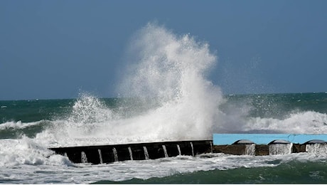 Allerta meteo per il vento a Livorno, “pedoni e due ruote via dai viali a mare”