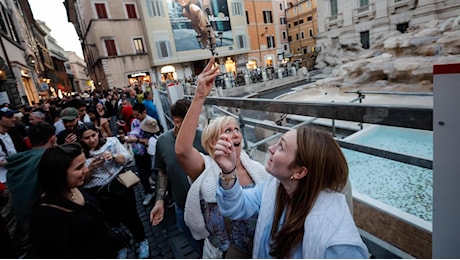 Fontana di Trevi, pagare due volte. L’autobotte è il simbolo della Sicilia