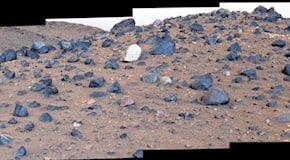 La misteriosa roccia bianca fotografata su Marte